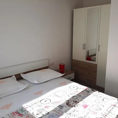 With A Parking Space Medici, Omis - 1045 * 미미체